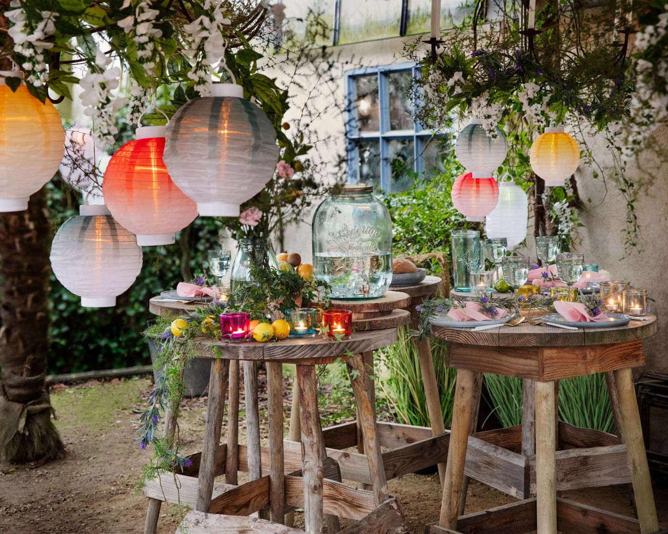 garden-party-outdoors-lanterns-lights-drinks